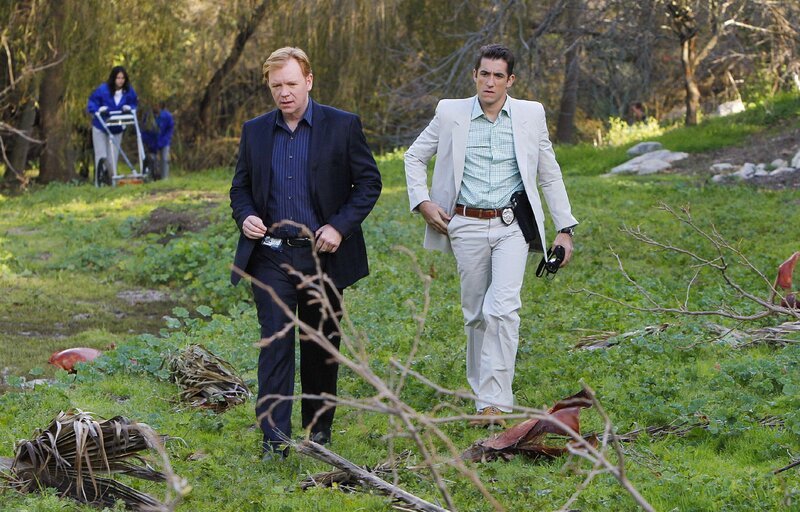 Ein am Tatort gefundener Flügel eines Schmetterlings führt Horatio (David Caruso, li.) und Ryan (Jonathan Togo) in den Fort Sherman Park, da das Insekt nur in diesem Park vorkommt. – Bild: RTL /​ CBS