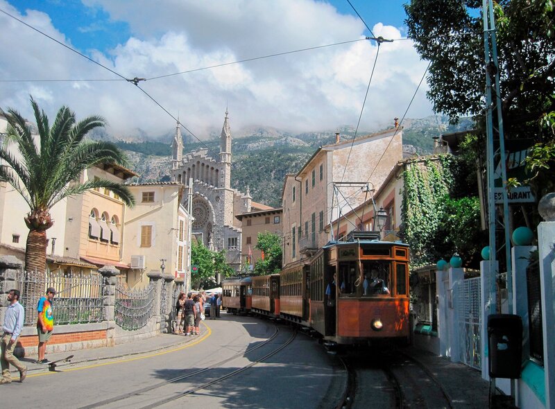 Die Strassenbahn von Sóller fährt durch die Stadt direkt in den Haufen, ans Meer. – Bild: NDR/​SWR/​Susanne Mayer-Hagmann