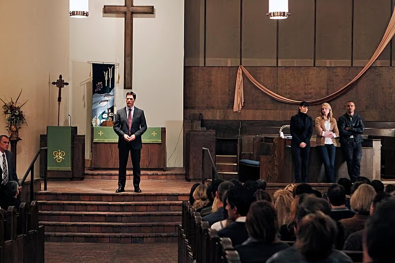 L-R: Hotch (Thomas Gibson, stehend), Prentiss (Paget Brewster, stehend), Agent Ashley Seaver (Rachel Nichols, stehend) und Morgan (Shemar Moore, stehend) … – Bild: 13th Street