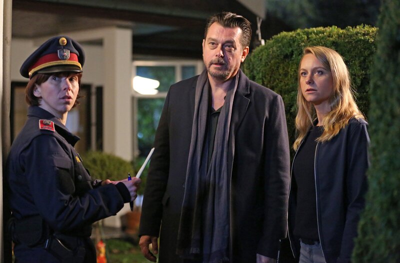 Bergmann (Hary Prinz) und Anni (Anna Unterberger) mit der Dorfpolizistin Renner (Eva Mayer, li.) am Tatort. – Bild: ARD Degeto/​Allegro Film/​Stefan Haring