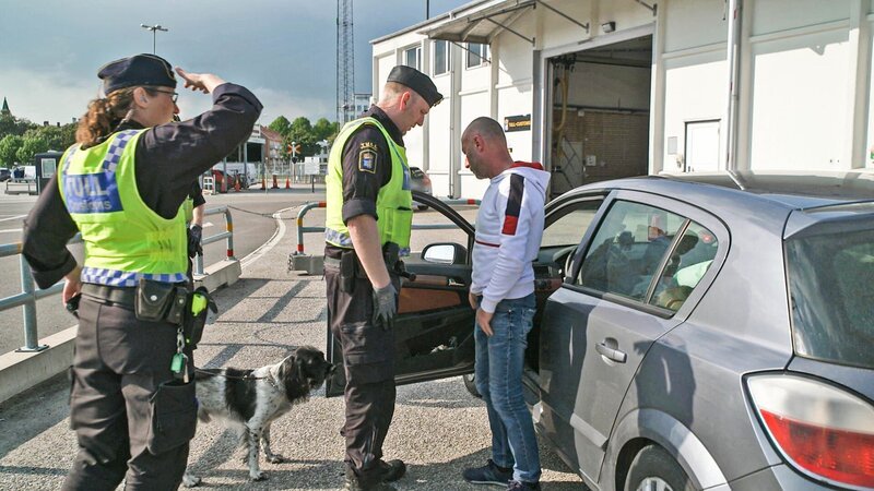 Stefan talks to car driver – Bild: 2022, Discovery, Inc. All Rights Reserved.