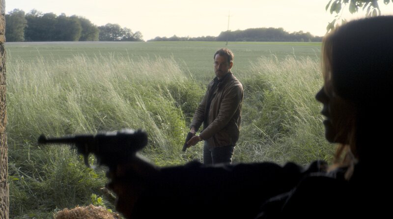 Roland Voit (Felix Kramer) und Maggie (Karoline Schuch) suchen einen Hinweis. – Bild: ARD Degeto/​Surreal Dogs GmbH/​CBS Studios/​Repro