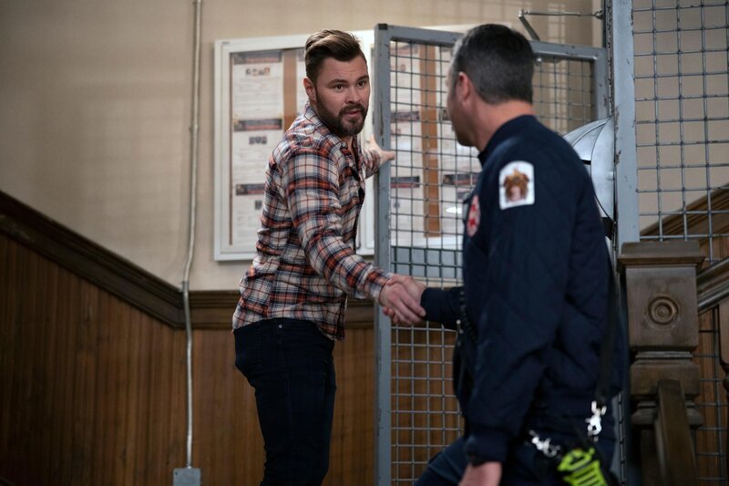 Adam Ruzek (Patrick John Flueger, l.) und Kelly Severide (Taylor Kinney, r.) – Bild: RTL /​ OPEN 4 BUSINESS PRODUCTIONS LLC.