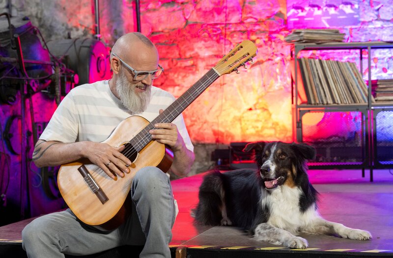 In dieser Folge steckt Musik, nicht für uns Menschen sondern für unsere Haustiere. Die Universität von Wisconsin hat ganz spezielle „Katzen-Musik“ entwickelt, passend in der Frequenz, in der Katzen kommunizieren. Im Test kam die Musik so gut an, dass die Katzen nicht nur an den Lautsprechern lauschten, sondern sogar mit ihnen schmusten. Hunde hingegen bevorzugen laut Studie Reggae und Softrock. Sehr cool, findet Thomas D und rappt bei „Wissen vor acht – Natur“. – Bild: ARD/​Bavaria Entertainment/​Melanie Grande