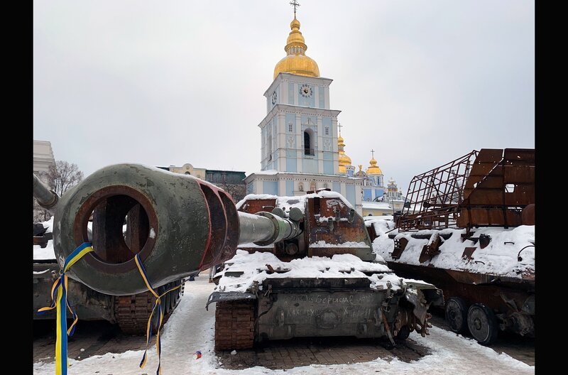 Bis zum Kriegsausbruch im Februar 2022 interessierten sich nur wenige für die Geschichte der Ukraine. Putin jedoch kennt sie gut und benutzte sie zur Rechtfertigung seiner militärischen „Spezialoperation“, die er mit dem Symbol „Z“ versah. – Bild: Zorn Production International Bis zum Kriegsausbruch im Februar 2022 interessierten sich nur wenige für die Geschichte der Ukraine. Putin jedoch kennt sie gut und benutzte sie zur Rechtfertigung seiner militärischen „Spezialoperation“, die er mit dem Symbol „Z“ versah. – Bild: Zorn Production International