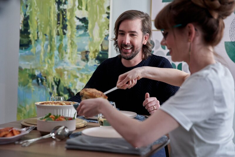 Mary und Aaron essen zusammen. – Bild: RTL /​ Boat Rocker Rights