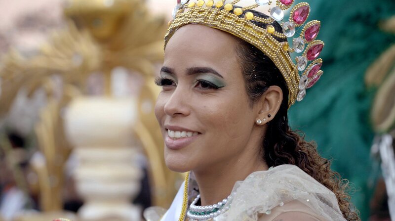 Eine Königin – fünf Tage lang. Caterina aus Mindelo hat das Zepter für den Karneval in der Hand. Natürlich wurde ihr gesamtes Outfit nur für diese Zeit entworfen. – Bild: NDR