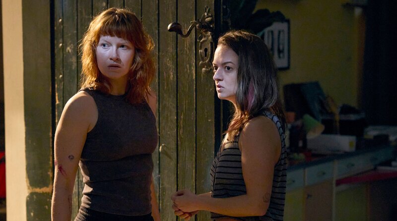 Emily Fuchs (Marlene Hauser) und Marlene Stocker (Michelle Bathel, re.) fürchten ungebetenen Besuch. – Bild: ARD Degeto Film/​Mona Film/​Tivoli Film/​Fabio Eppensteiner