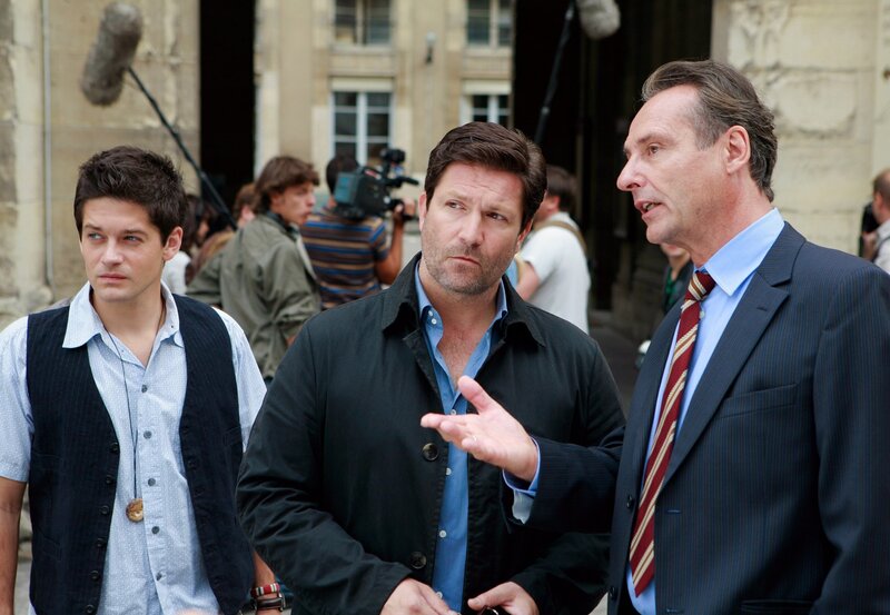 Der bürokratische Vorgesetzte Thibon (Daniel Friedrich, re.) fordert von Kommissar LaBréa (Francis Fulton-Smith, Mitte) und seinem Kollegen Jean-Marc Lagarde (Bruno Bruni, li.) eine umgehende Aufklärung des Mordes an dem prominenten Filmproduzenten. – Bild: ARD Degeto/​Dennis Satin