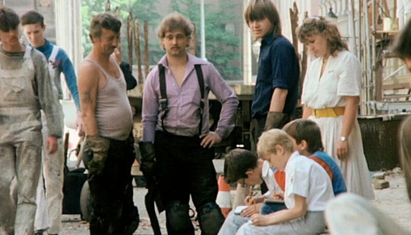 Erinnerungen an die 60er, 70er und 80er Jahre im alten Stadtbezirk Mitte. Ostberlin ist stolz auf seine schicke Seite mit Alexanderplatz, Unter den Linden und Friedrichstraße. In den Straßen dahinter sieht es aber oft anders aus. Im Scheunenviertel bröckelt der Putz. – Bauarbeiter in der Sophienstraße. – Bild: rbb