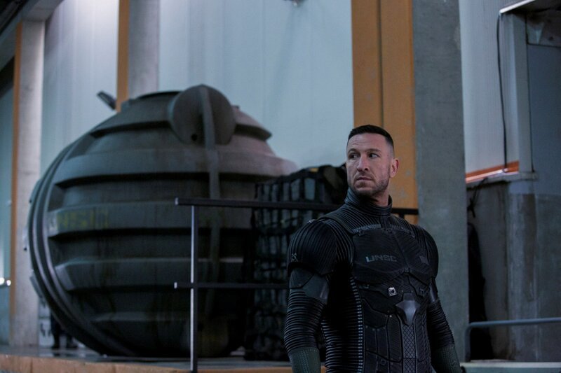 Pablo Schreiber als Master Chief – Bild: Adrienn Szabo /​ PARAMOUNT+ /​ Die Verwendung ist nur bei redaktioneller Berichterstattung im Rahmen einer Programmankündigung ab 2 Monate vor der ersten Auss /​ © 2022 Microsoft Corporation. All Rights Reserved.