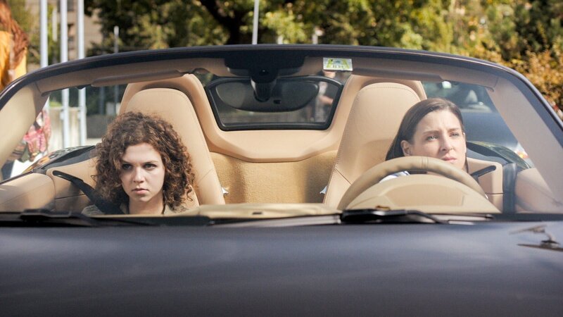 v.li.: Pia (Vicky Nikolaewskaja), Caroline Melzer (Martina Ebm). – Bild: ZDF und ORF/​MR Film