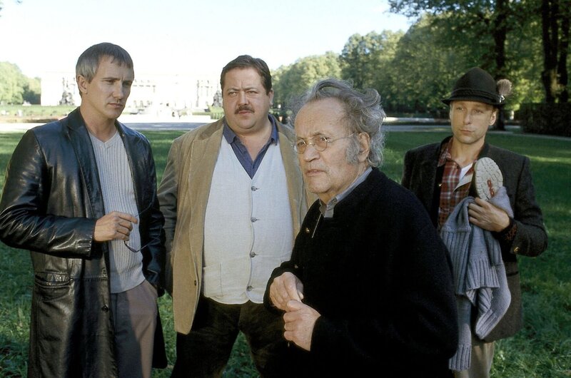 Der alte Schwaiger benimmt sich, als sei er der Herr der Insel (v.li.: Markus Böker, Joseph Hannesschläger, Kurt Weinzierl, Max Müller). – Bild: ORF/​ZDF/​Christian A. Rieger