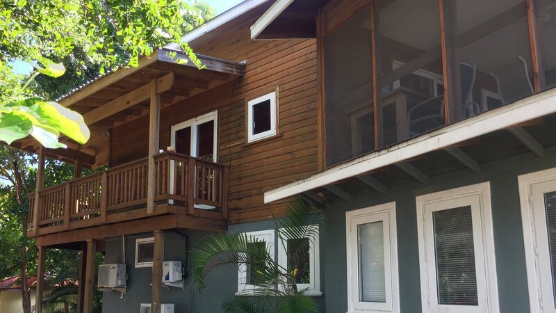 Exterior, Side of Beachfront Villa Property in Roatan, Honduras. As seen on HGTV’s Caribbean Life. – Bild: Warner Bros. Discovery