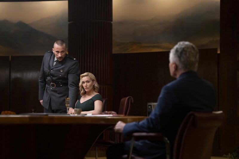 l-r: Corporal Herbert Zubak (Matthias Schoenaerts), Chancellor Elena Vernham (Kate Winslet) – Bild: HBO