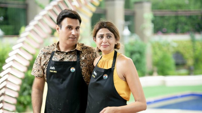 Team Indien (Simran & Ash). Die Verwendung des sendungsbezogenen Materials ist nur mit dem Hinweis und Verlinkung auf RTL+ gestattet. – Bild: RTL /​ Seven Network (Operations) Limited