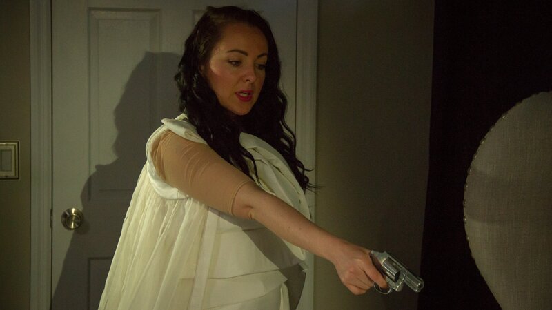 Ron’s ex wife points a gun at him in his bed. – Bild: Jeff Schultz /​ Discovery Communications /​ Investigation Discovery