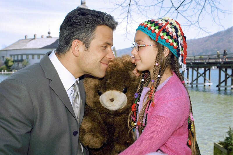 Karsten Speck (Bernd Wietenstock), Sophie Pflügler (Isa Wietenstock). – Bild: ORF/​Hubert Mican