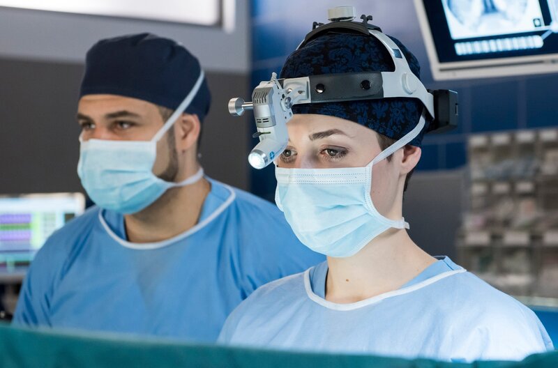 ARD IN ALLER FREUNDSCHAFT – DIE JUNGEN ÄRZTE FOLGE 141, „Drum prüfe sich …“, am Donnerstag um 18:50 Uhr im ERSTEN. Dr. Theresa Koshka (Katharina Nesytowa, r.) und Dr. Matteo Moreau (Mike Adler, l.) operieren als Team. – Bild: MDR/​ARD/​Jens Ulrich Koch