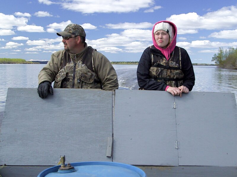 Charlie Wright (L) and daughter Teneisha (R) head out on the boat. – Bild: Discovery Communications