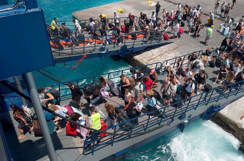 Massentourismus in Griechenland. Im vergangenen Jahr kamen mehr als 40 Millionen Touristen. – Bild: WDR/​SWR