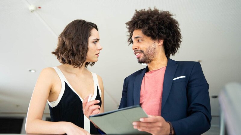 Bobbi (Asli Melisa Uzun) ist aufgewühlt und will Noah (Julius Dombrinck) überreden, sich in die Beziehung zwischen Alexander und Josefin einzumischen. – Bild: RTL /​ Julia Feldhagen