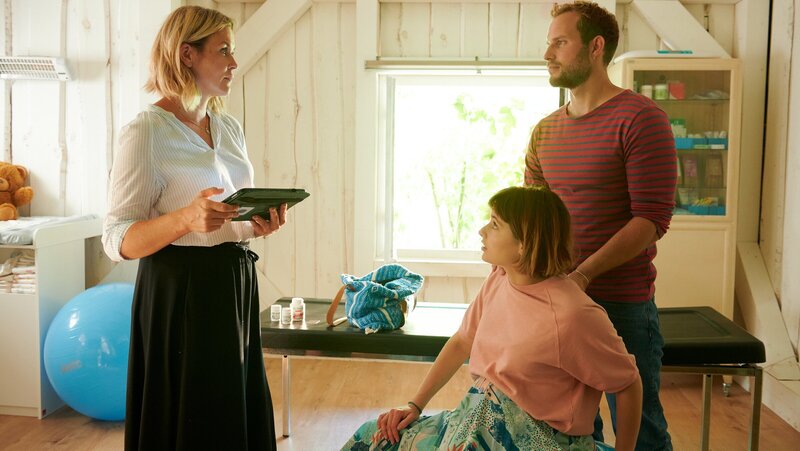 Während Kaspar Hahn (Arne Löber, r.) keine Ahnung von der Vorgeschichte seiner Frau Tati Meisinger (Anouk Elias, M.) hat, ist Lena Lorenz (Judith Hoersch, l.) bewusst, dass Entspannungsübungen alleine nicht ausreichen werden, um Tatis Krankheitsangst in den Griff zu bekommen. – Bild: ZDF