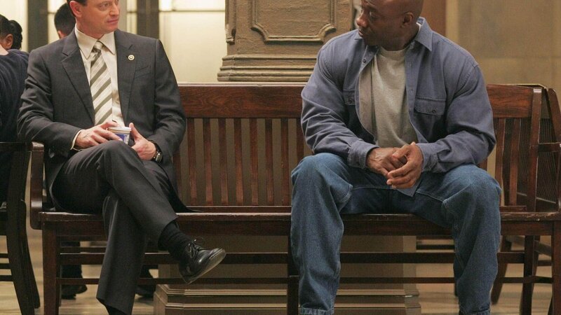 Detective Mac Taylor (Gary Sinise, l.) tritt für Quinn Sullivans (Michael Clarke Duncan) Verteidigung in den Zeugenstand. – Bild: TVNOW /​ CBS