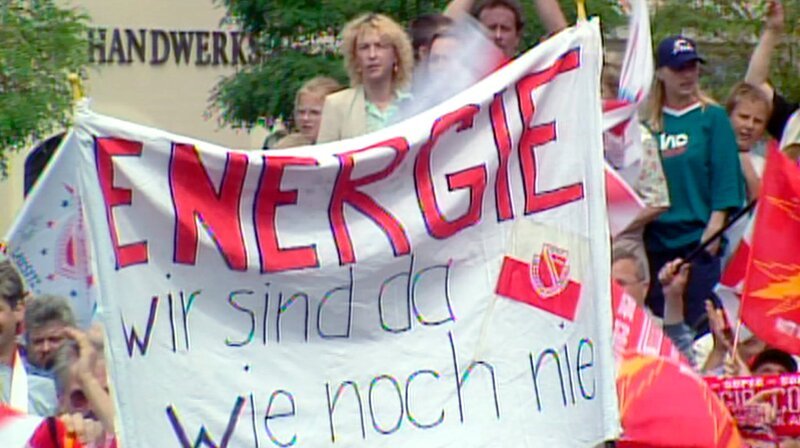 Die 1990er – das Land Brandenburg wird gegründet und sucht nach seiner Identität. Die Brandenburger kämpfen um ihre Arbeit, verabschieden die russischen Streitkräfte, sagen Nein zur Berlin-Fusion und halten zusammen beim Oderhochwasser. Eine Brandenburg-Chronik zum 30. Geburtstag des Landes: drei Jahrzehnte voller Aufbrüche, Höhenflüge, Rückschläge, kleiner Geschichten und großer Geschichte. – Bild: rbb