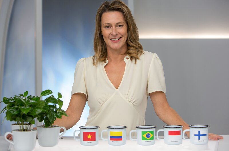 Der Klimawandel gefährdet nun auch den Kaffeeanbau. Forscher aus der Kaffeenation Finnland haben nun begonnen einen Kaffee zu entwickeln, der auch am Polarkreis gebraut werden kann. Wie das Ganze funktioniert, erklärt Anja Reschke bei „Wissen vor acht – Zukunft“. – Bild: ARD/​Michael Boehme