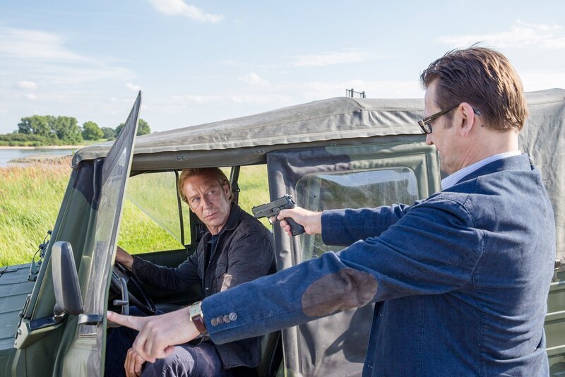 Kriminaldirektor Lars Englen (Ingo Naujoks, r.) stellt Alexander Voss (Oliver Stritzel, l.). – Bild: ORF/​ONE GATE/​ARD/​Georges Pauly