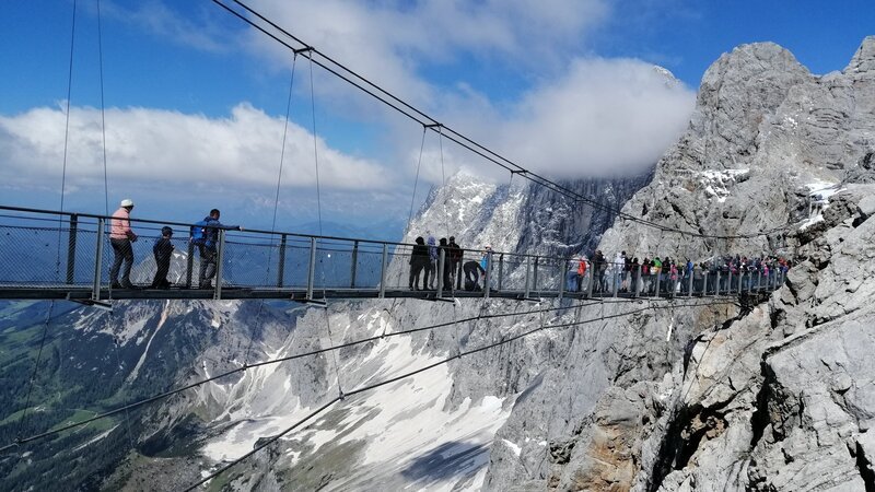 In 2995 Metern Höhe: eine gigantische Hängebrücke unter dem Dachstein-Gipfel – Bild: ZDF und Nicolai Piechota