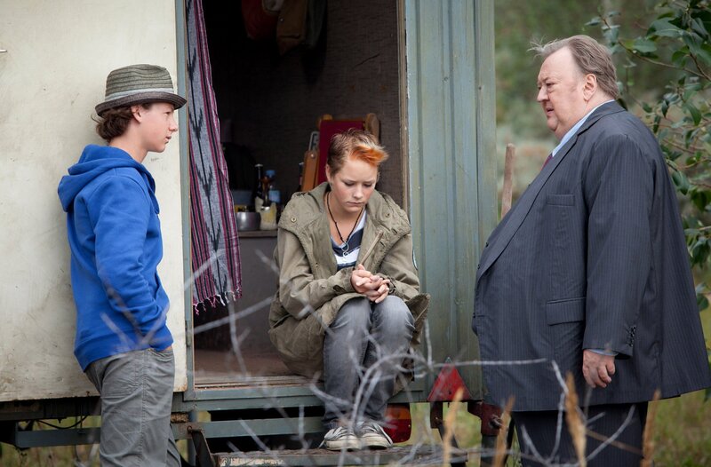 ARD DER DICKE IV. STAFFEL FOLGE 40 (WH), „Hinter verschlossenen Türen“, am Freitag (08.11.13) um 18:50 Uhr im ERSTEN. Die 14-jährige Mika (Rosa Lenz, M.) leidet unter dem Rosenkrieg ihrer Eltern und will in ihrer Verzweiflung gegen sie klagen. Bodo (Fabian Meier, l.), der in Mika verliebt ist, hat sie an Rechtsanwalt Gregor Ehrenberg (Dieter Pfaff, r.) vermittelt. – Bild: ARD/​Georges Pauly