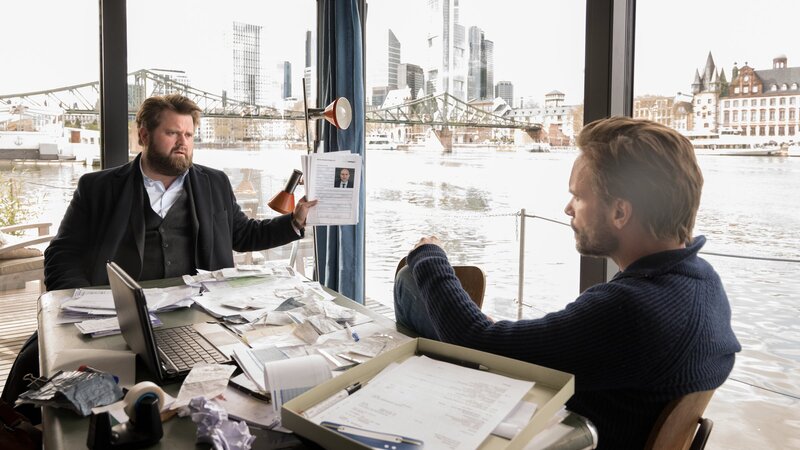 Gemeinsam recherchieren Benni (Antoine Monot, Jr., l.) und Leo (Wanja Mues, r.) über das MainImpact. Benni springt dabei sein alter Studienkollege Hagen Küppers ins Auge. – Bild: ZDF