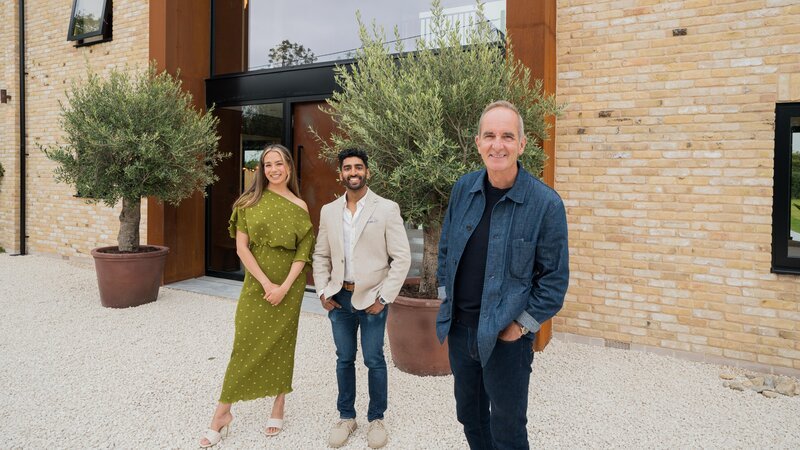 Zara (l.) mit Giuliano (m.) und Kevin McCloud (r.) – Bild: RTL /​ Gemma Poyzer Photography