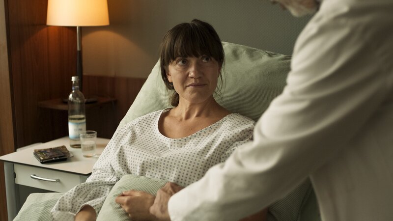 Dr. Ballouz (r.) versucht Erntehelferin Ariana (Viorica Prepelita, l.) zu helfen. – Bild: X Filme/​Lukas Steinbach /​ ZDF