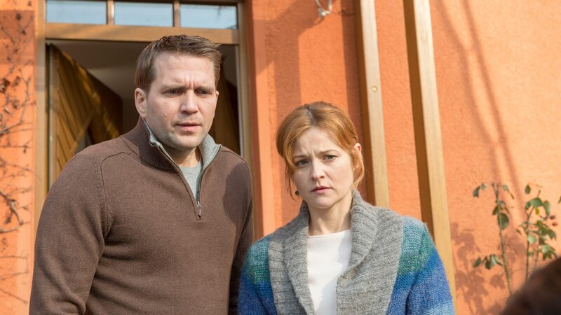 Wo hat Frank die letzten Stunden vor seinem Tod verbracht? Ein Besuch bei seiner großen Liebe, Linda Kraus (Nina Weiss), scheint naheliegend. Doch auch ihr Mann Malte (Pierre Kiwitt) behauptet, Frank sei am Vorabend nicht aufgetaucht. Aber sagen die beiden die Wahrheit? – Bild: ZDF und Marc Meyerbroeker