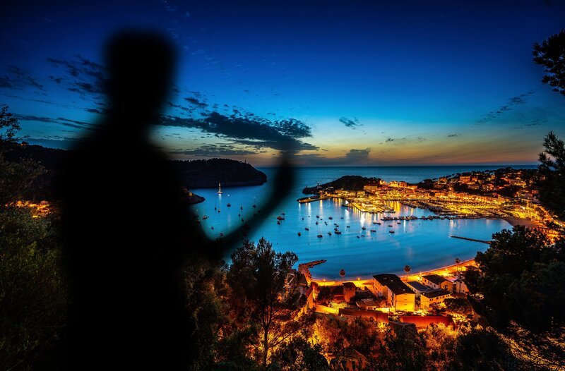 Mallorca ist die beliebteste Urlaubsinsel der Deutschen. Längst fliegt aber die halbe Welt auf die Insel. Es gibt sogar Direktflüge aus New York nach Palma! Vor allem wohlhabende Gäste schauen sich dann auch häufig nach Wohnungen oder Häusern um. Kann man die Insel kaputt lieben und was ist nötig, um zwischen Mallorca und den Touristen wieder ein gesundes Gleichgewicht herzustellen? – Bild: HR/​Joel Hess