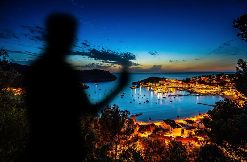 Mallorca ist die beliebteste Urlaubsinsel der Deutschen. Längst fliegt aber die halbe Welt auf die Insel. Es gibt sogar Direktflüge aus New York nach Palma! Vor allem wohlhabende Gäste schauen sich dann auch häufig nach Wohnungen oder Häusern um. Kann man die Insel kaputt lieben und was ist nötig, um zwischen Mallorca und den Touristen wieder ein gesundes Gleichgewicht herzustellen? – Bild: HR/​Joel Hess