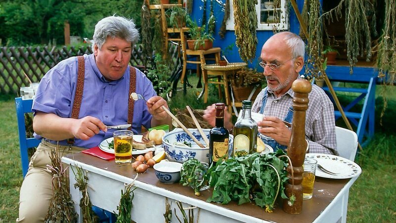 Sie schmecken und wachsen gegen viele Zipperlein – Peter (Peter Lustig, r.) zeigt seinem Nachbarn Paschulke (Helmut Kraus, l.), dass Kräuter gut tun und was in ihnen steckt. – Bild: ZDF und studio tv.