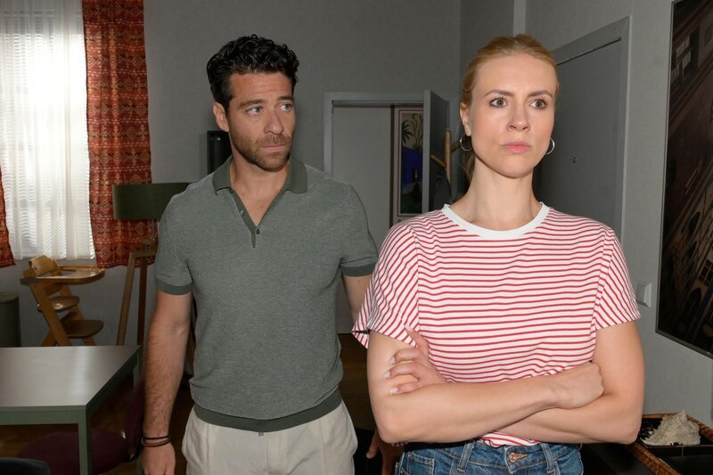 Zoe (Lara Dandelion Seibert) kann ihren Ärger auf John vor Carlos (Patrick Fernandez) nicht verbergen. – Bild: RTL /​ Rolf Baumgartner