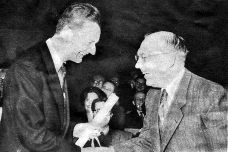 28. Januar 1949: In Anwesenheit des Militärgouverneurs der US-amerikanischen Besatzungszone, General Lucius D. Clay, wird Radio Frankfurt offiziell in deutsche Hände übergeben. Francis E. Sheehan (rechts), stellvertretender Direktor der amerikanischen Militärregierung für Hessen, überreicht Intendant Eberhard Beckmann die Lizenzurkunde. – Bild: HR