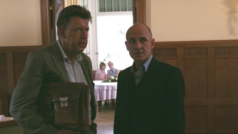 Im Fall des ermordeten Hoteliers decken die Ermittlungen durch Dr. Kolmaar (Ulrich Mühe, r.) und Joe Hoffer (Jörg Gudzuhn, l.) so manche Ungereimtheit auf. – Bild: ZDF