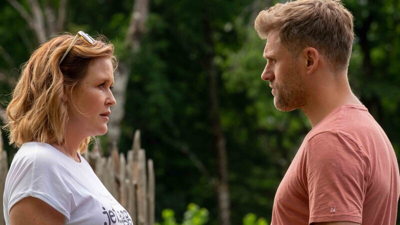 Lena Lorenz (Judith Hoersch) betreut eine Schwangere, die offenbar Opfer häuslicher Gewalt ist. Mit ihrem Mann Quirin Pankofer (Jens Atzorn) bespricht sie sich. – Bild: ZDF