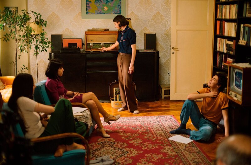 Auf der Wohnungsparty hören die Jugendlichen den verbotenen Sender Radio Free Europe mit Musik von Jimi Hendrix, den Doors und Led Zeppelin. – Bild: MDR/​Strada Film Int.l/​Midralgar