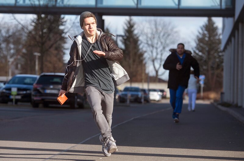 Matteo (Mike Adler, r.) verfolgt Dennis (Elias Kaßner, l.), der ihm sein Portemonnaie gestohlen hat. – Bild: ARD/​Jens Ulrich Koch