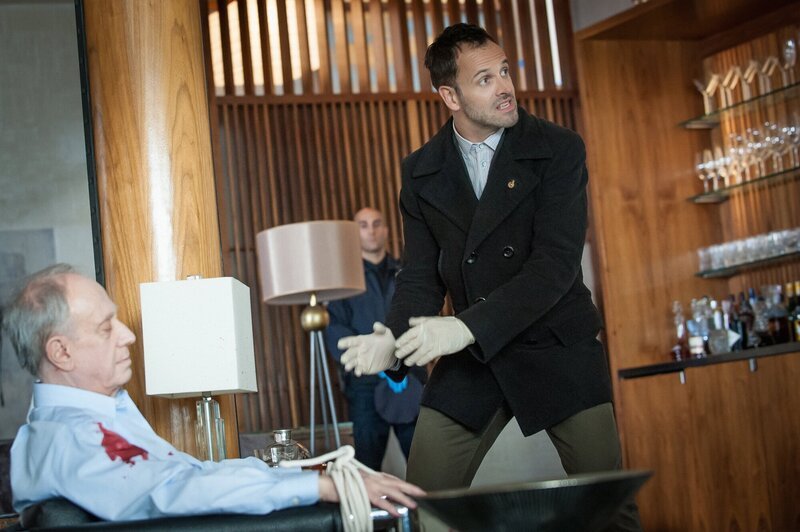 Mord oder Selbstmord? Sherlock Holmes (Jonny Lee Miller, r.) weiß es nicht, als er die Leiche des Finanzmanagers Donald Hauser (Thomas Ryan, l.) findet …; Mord oder Selbstmord? Sherlock Holmes (Jonny Lee Miller, r.) weiß es nicht, als er die Leiche des Finanzmanagers Donald Hauser (Thomas Ryan, l.) findet … – Bild: CBS Television