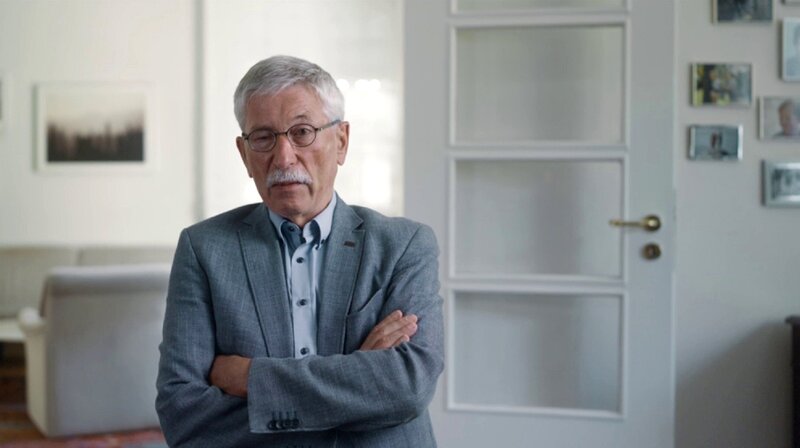 „Ich bin schwul und das ist auch gut so!“ Nachdem der Berliner Bankenskandal das etwas verstaubte Machtduo Eberhard Diepgen und Klaus-Rüdiger Landowsky im Jahr 2001 hinweggefegt und die Käseglocke von Berlin genommen hat, zieht mit dem charmanten und auch machtbewussten Klaus Wowereit ein neuer Stil in die Politik ein: Locker nach außen, aber knallhart in der Sache. – Thilo Sarrazin, ehemaliger Berliner Finanzsenator (SPD) und umstrittener Buchautor. – Bild: rbb/​WDR/​arte/​Andy Lehmann