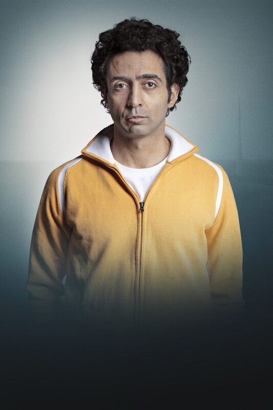Ayoub (Roda Fawaz) bemüht sich sehr, eine Lösung für sich und seine Familie zu finden. – Bild: ZDF und About premium content