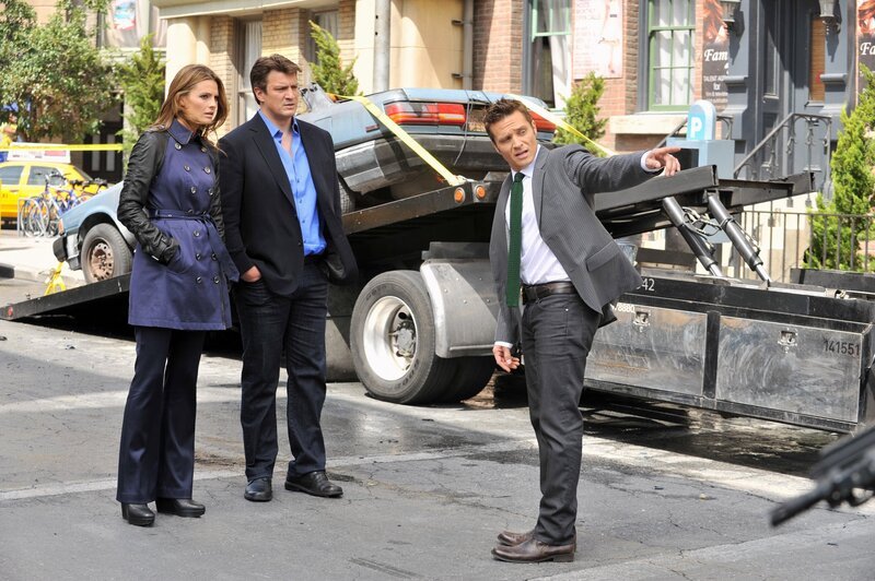 Ein Mann kommt durch eine Autobombe ums Leben. Castle (Nathan Fillion, M.), Beckett (Stana Katic, l.) und Ryan (Seamus Dever, r.) wollen ermitteln, doch da macht ihnen Homeland Security einen Strich durch die Rechnung … – Bild: ABC Studios Lizenzbild frei